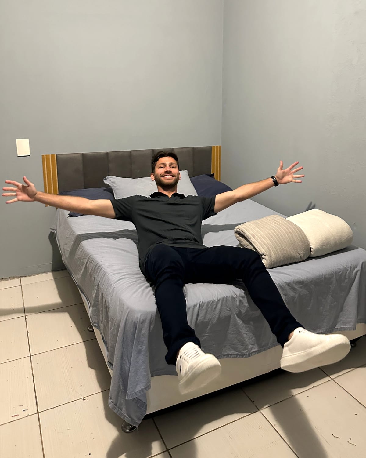 O autor em um dos quartos que aluga